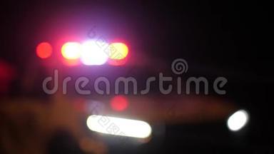 模糊警车应急车辆灯在夜街.. 慢动作。 3840x2160